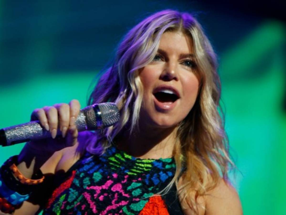 Fergie revienta Instagram con foto en topless para promocionar su nuevo disco