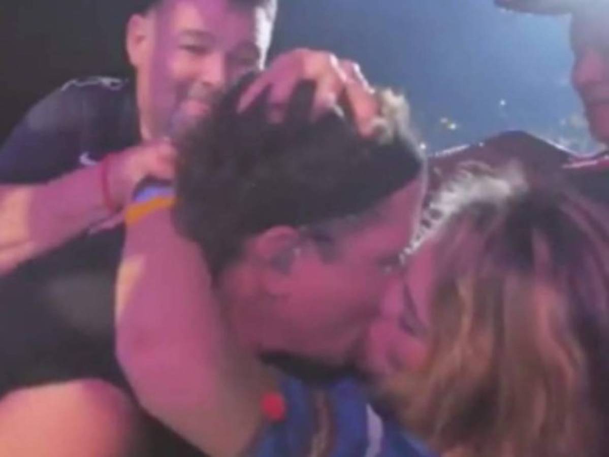Video: Fanática le robó un beso a Carlos Vives en pleno concierto