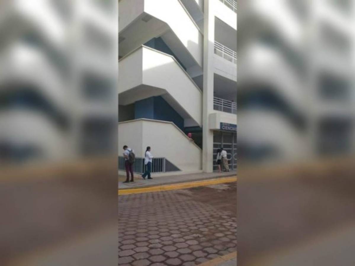 Estudiantes encapuchados se vuelven a tomar edificios de la Universidad Nacional autónoma de Honduras (UNAH)