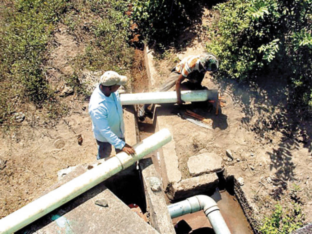 Instalan proyecto de agua potable en el centro urbano de Salamá