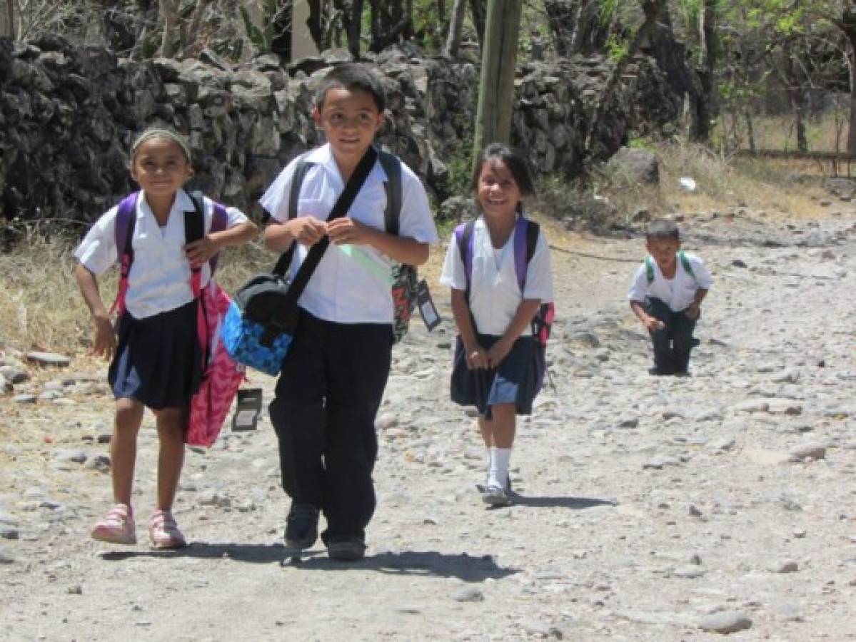 Con mochilas abrazamos a los alumnos de la Escuela Lempira de El Madreal Choluteca  