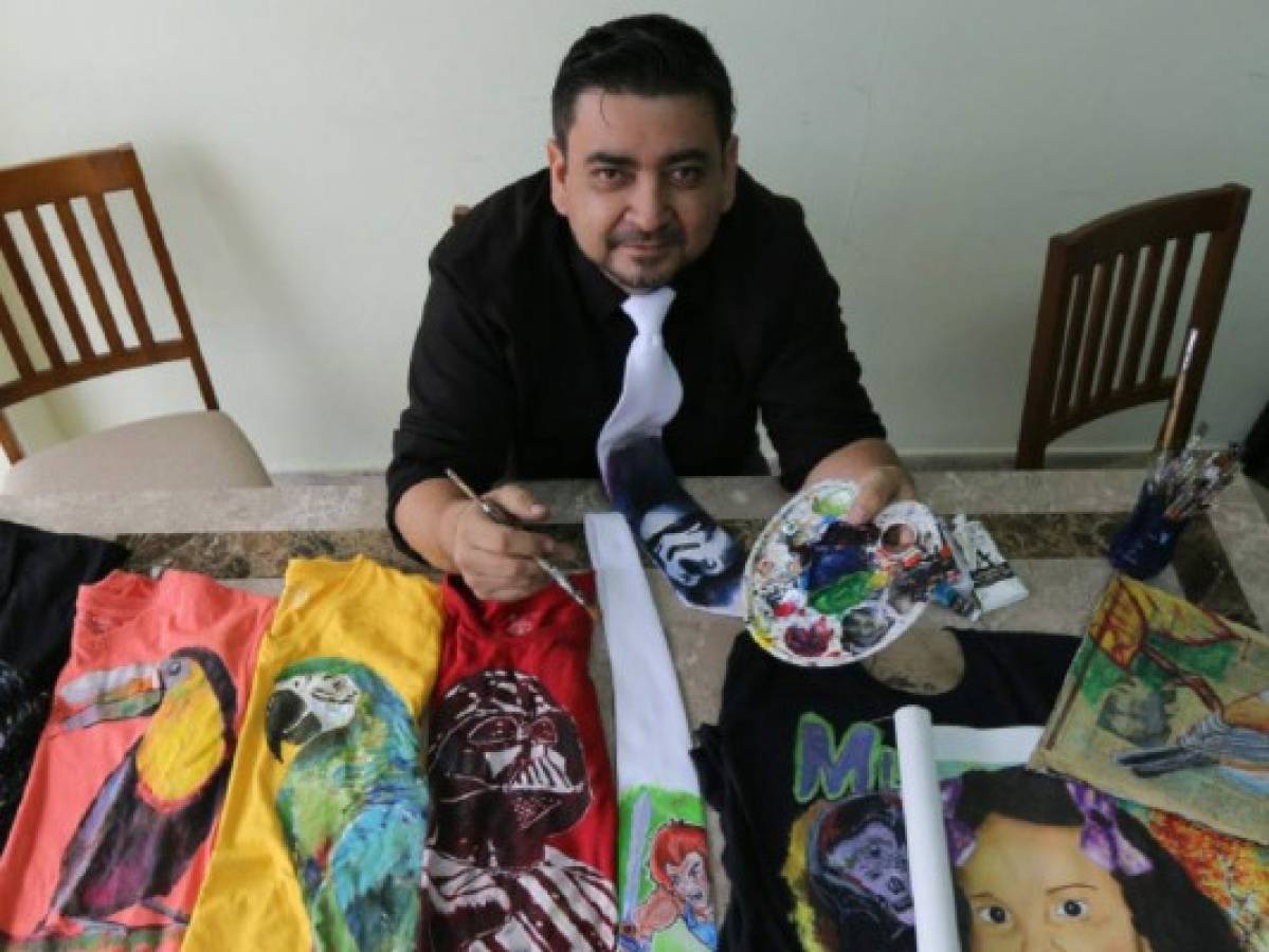 Elder Mejía, el artista gráfico que plasma su creatividad sobre corbatas y camisetas