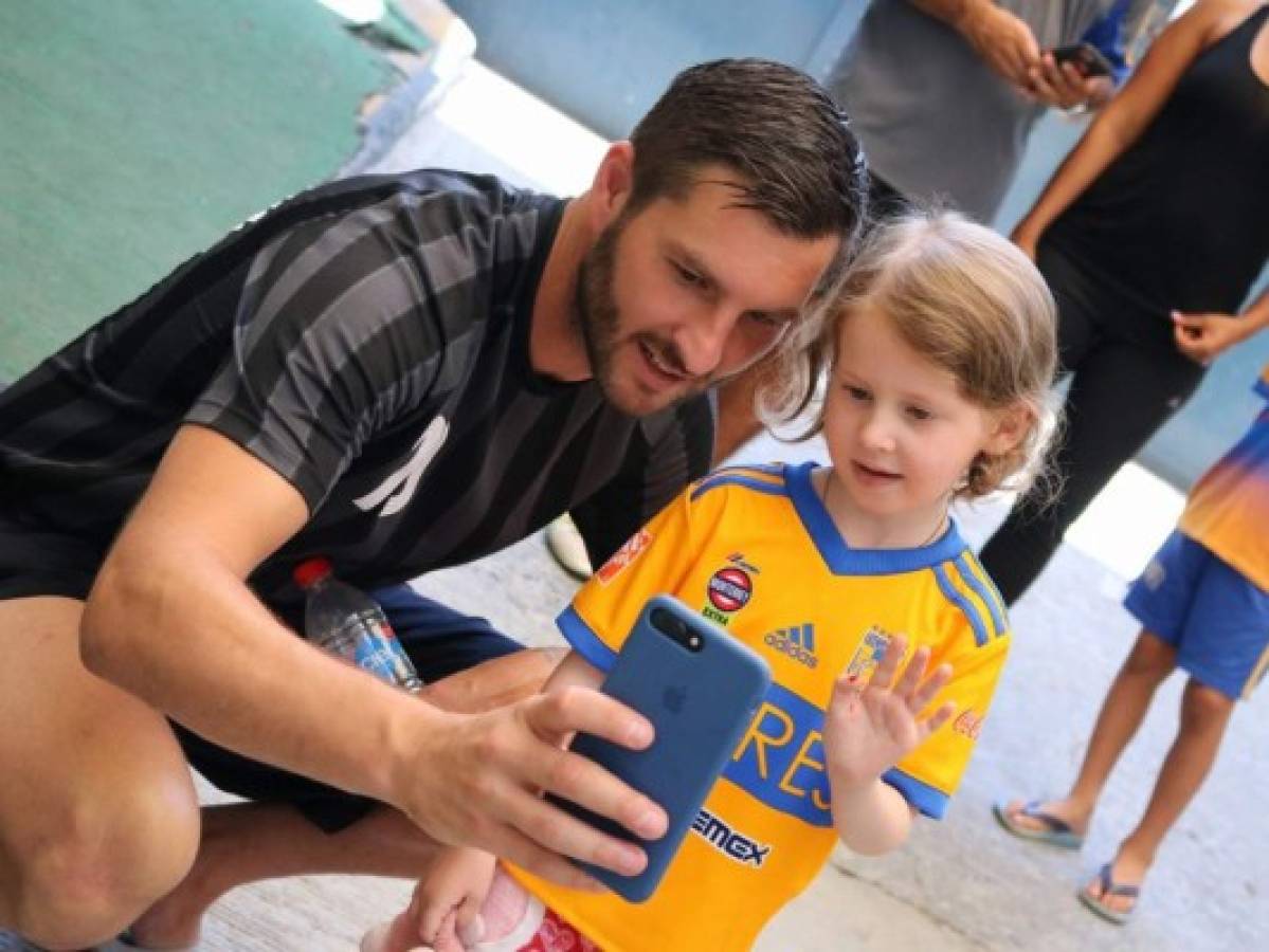 Futbolista Gignac subasta artículos deportivos para apoyar a menores con cáncer  