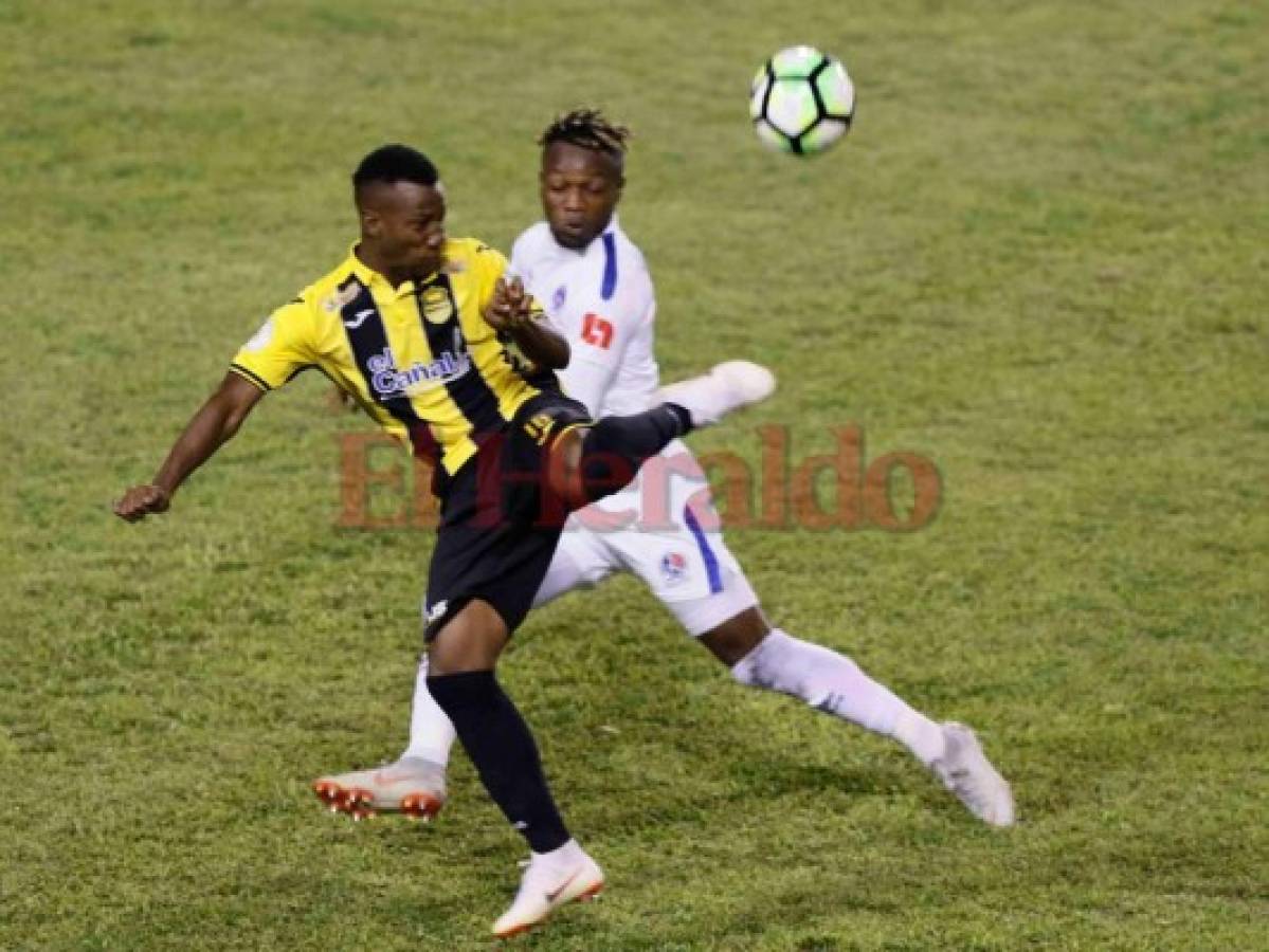 Los jugadores de Olimpia y Real España en disputa por el balón. (Fotos: Neptalí Romero / EL HERALDO)