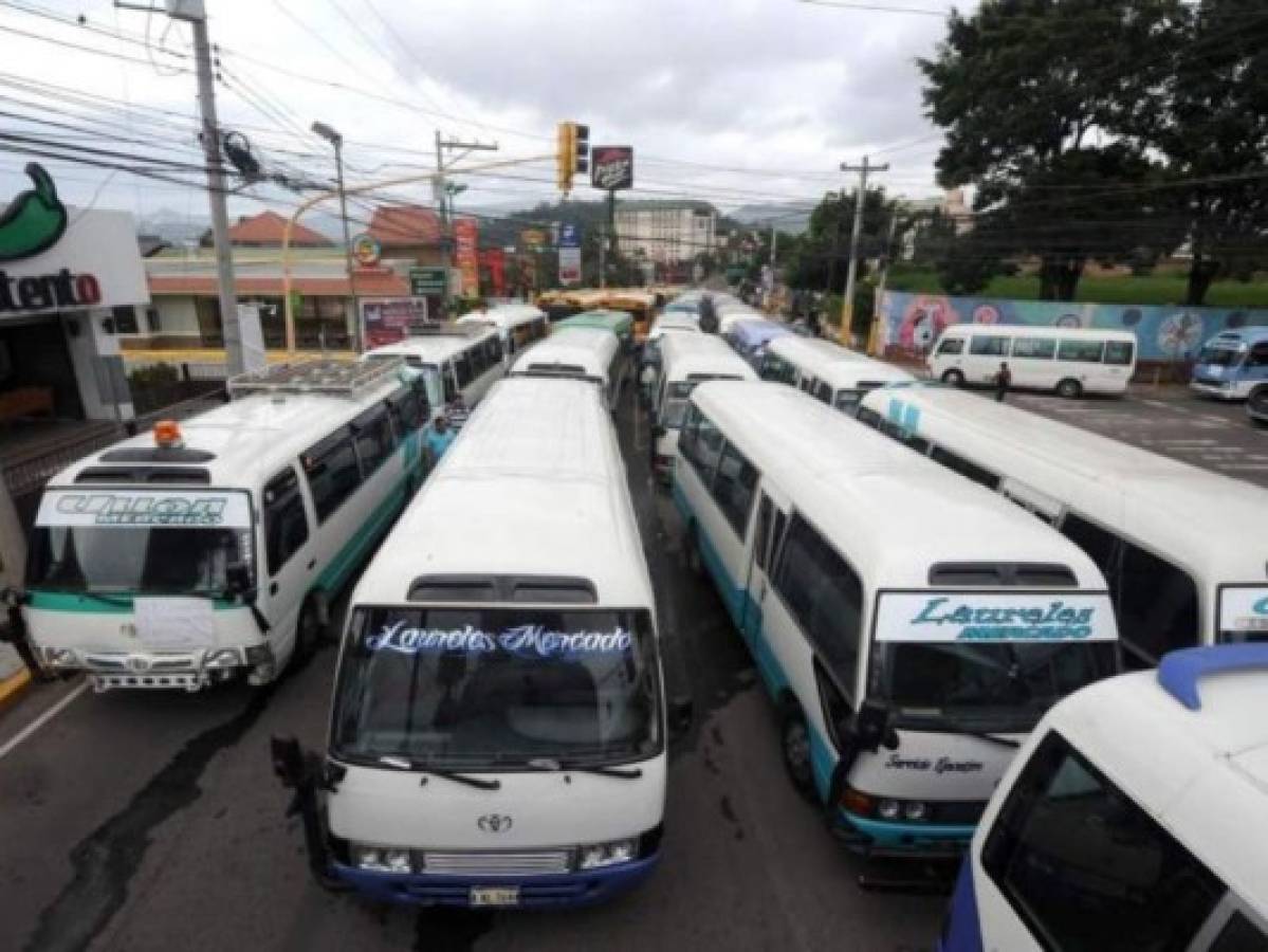 Transportistas realizan paro de labores este martes en la capital  