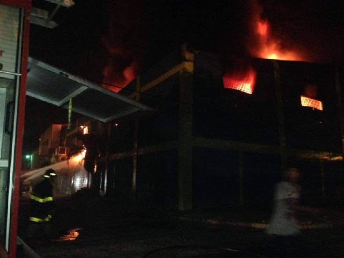 Voraz incendio consume bodega en barrio Las Palmas de San Pedro Sula