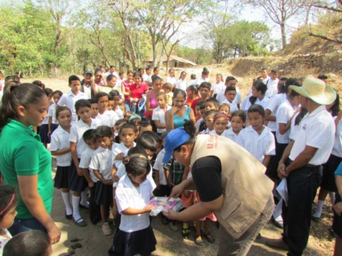 En La Picota un centenar de niños reciben un kit educativo