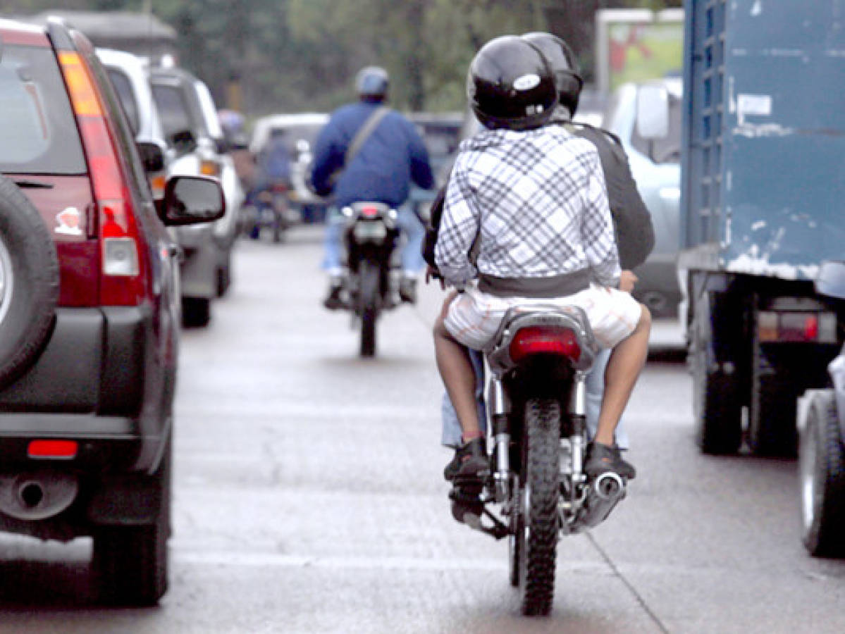 Entra en vigencia decreto que prohíbe a dos hombres transportarse en motocicleta