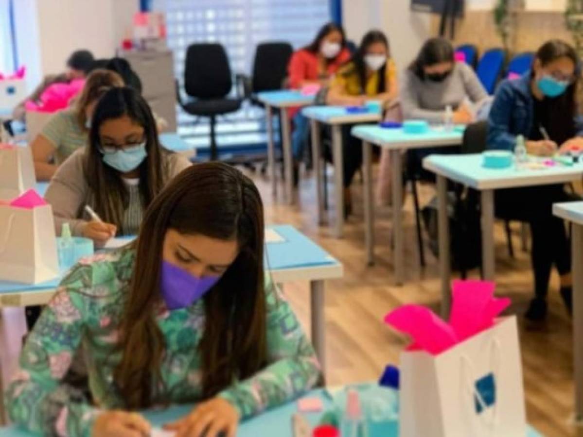 Alumnas de la hondureña Ana Castellanos aprendiendo sobre sus técnicas de manicura. Foto: El Heraldo