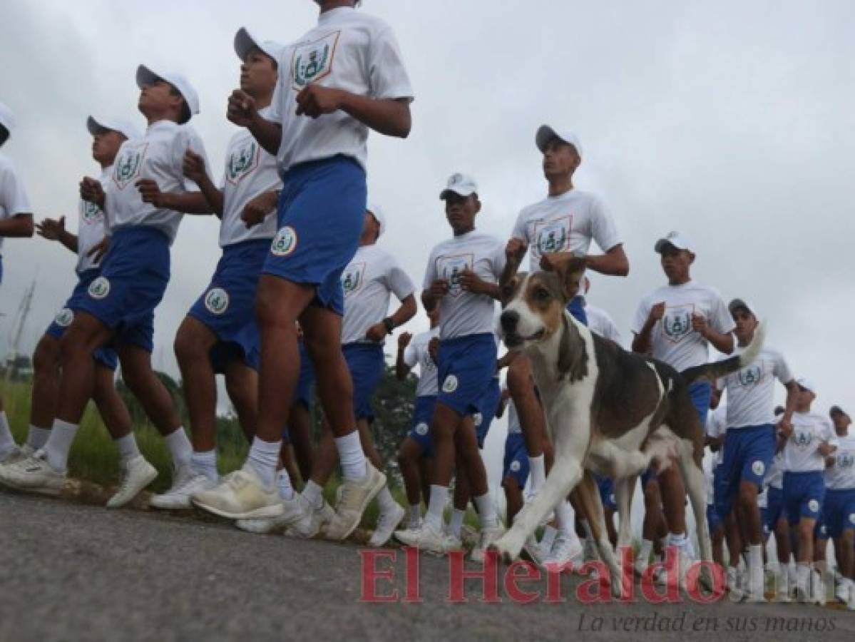 La can corre con los aspirantes todos los días en la mañana.