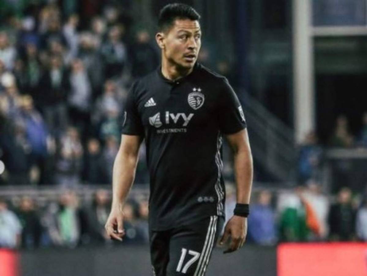 El Sporting KC renueva contrato con Roger Espinoza