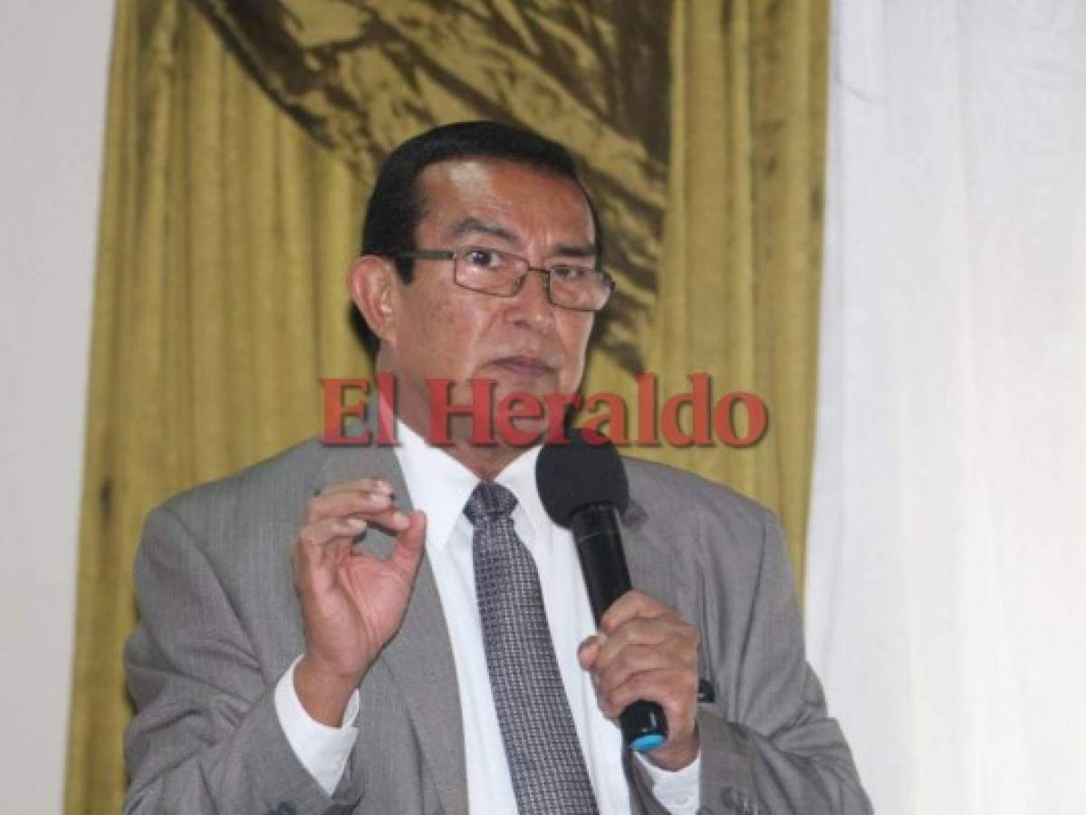 Ministro denuncia al Colegio Médico de Honduras por excluir a 1,044 médicos