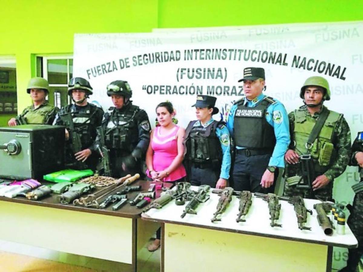 Honduras: Con fusiles AK-47, R-15 y dinero cae una joven mujer