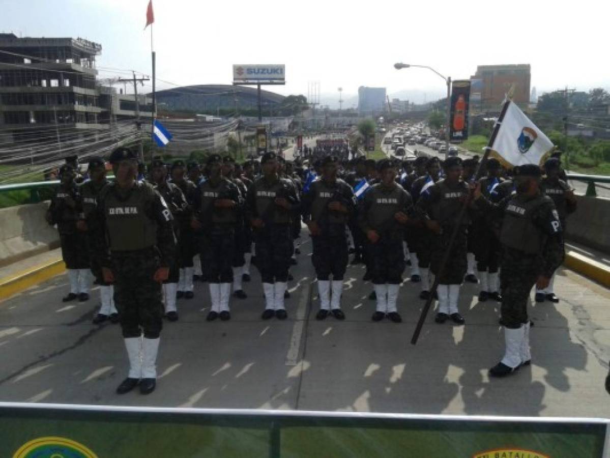 Desfile en homenaje a Francisco Morazán en el Día del Soldado