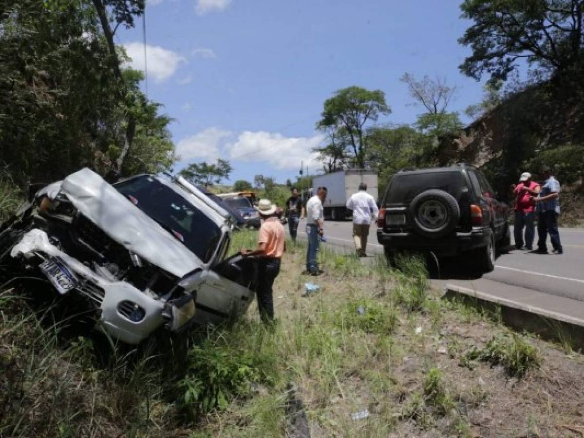 Dos personas heridas tras colisión de camionetas en carretera a Olancho