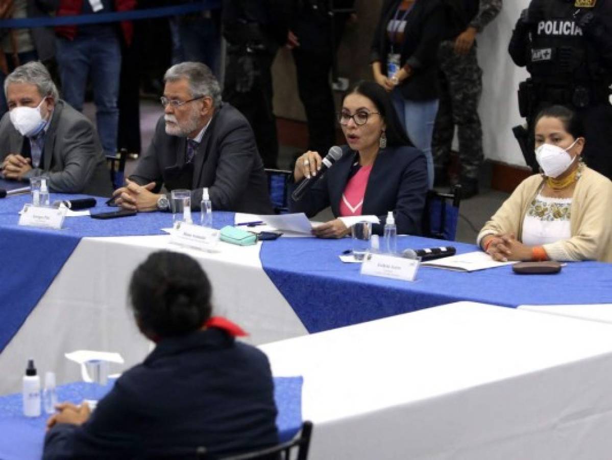 Realizan recuento parcial de votos en Ecuador