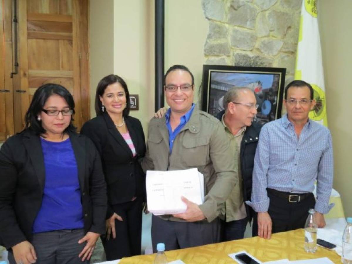 Alcaldes entregan firmas a favor de la PMOP