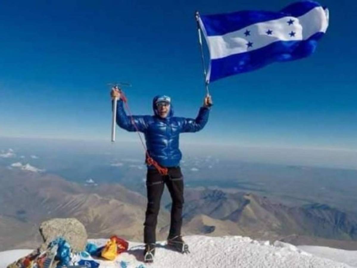 Alpinista hondureño escala el monte Elbrús, el décimo más alto del mundo