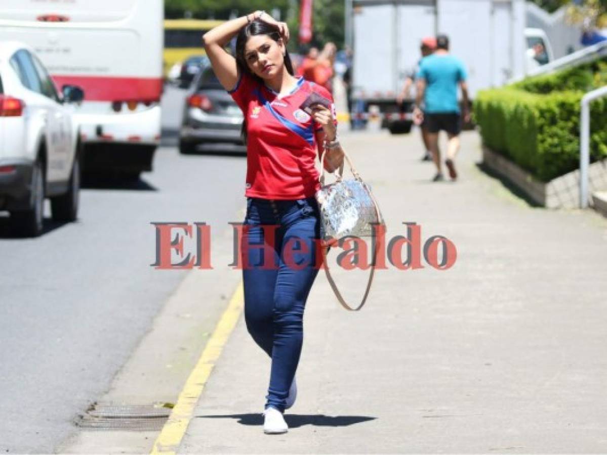 Ambiente de fiesta en las afueras del Nacional previo al Costa Rica-Honduras