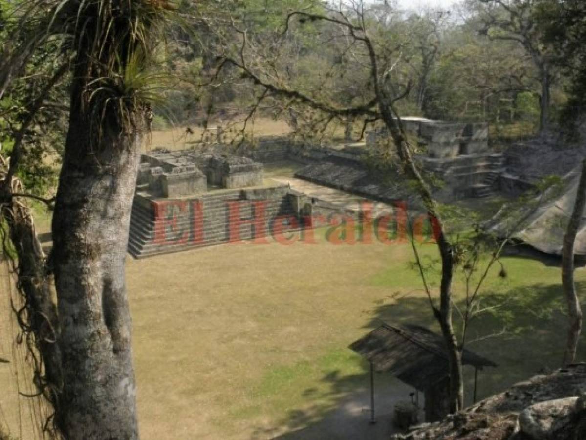 Una vista desde lo alto de una edificación de la plaza occidental del campo de pelota y del inicio de la escalinata de los jeroglíficos. Foto: Gerson Gómez Rosa / El Heraldo.