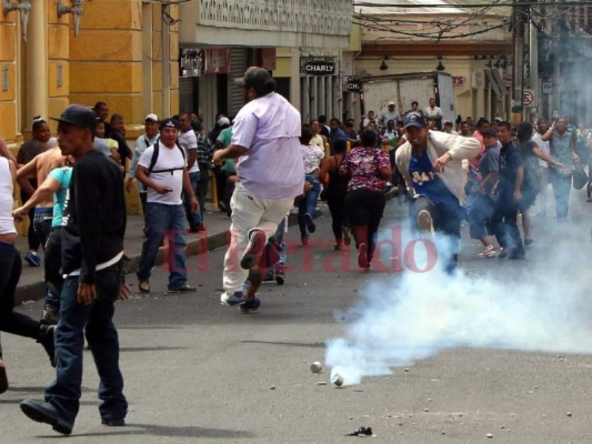 ﻿Heridos y mercancía dañada deja pleito entre vendedores y policías en la capital