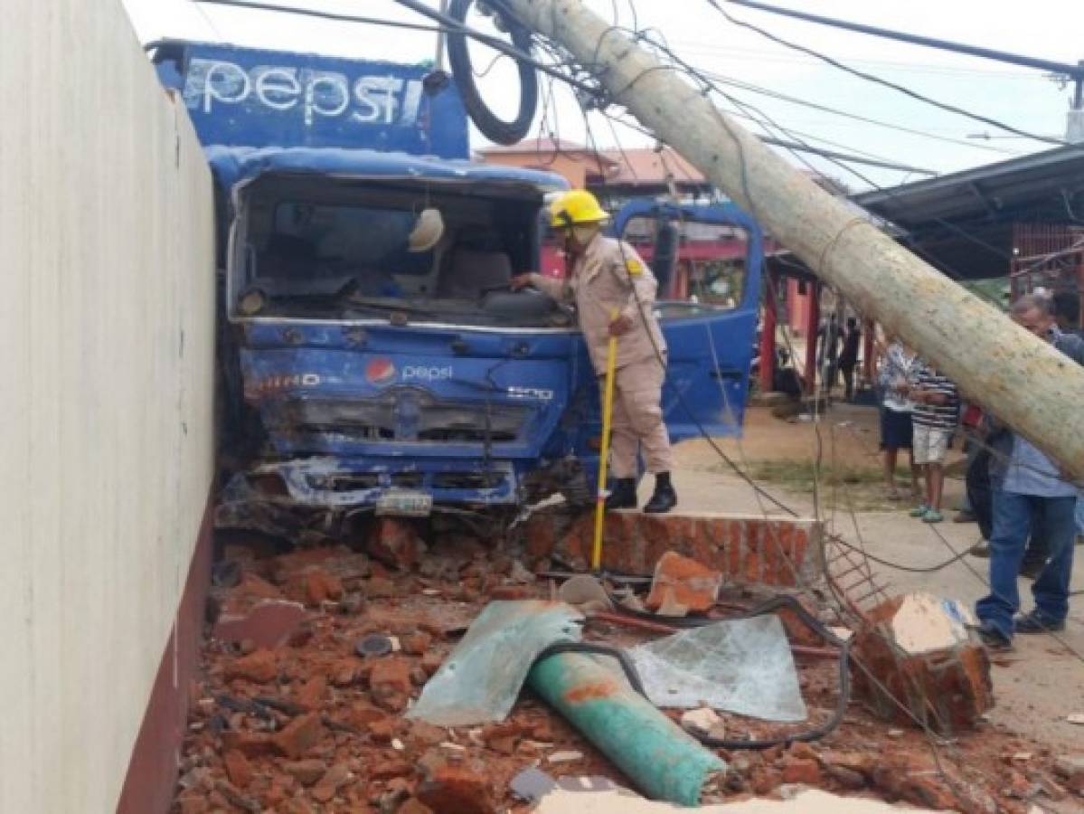 Camiones colisionan contra un muro y dejan dos personas heridas en Catacamas