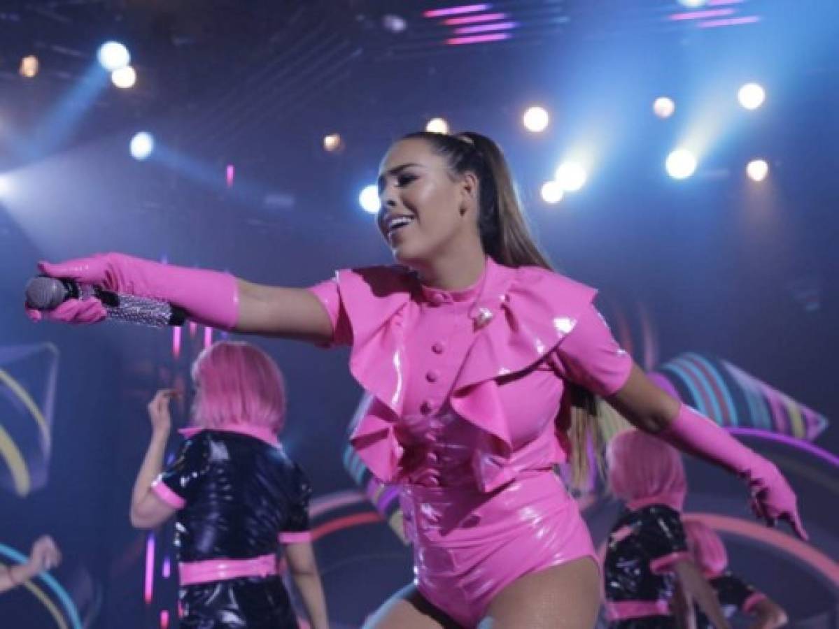 Critican a Danna Paola por cantar con playback en La Academia