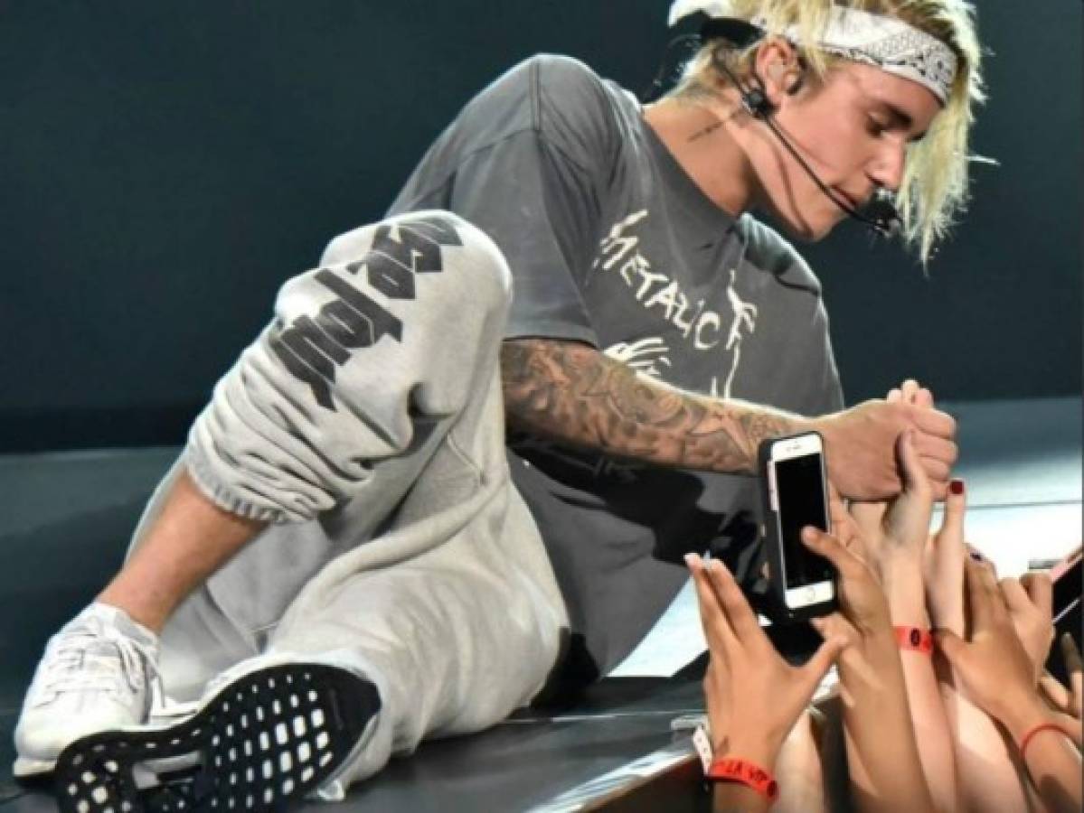 VIDEO: Se le sale un moco a Justin Bieber en concierto