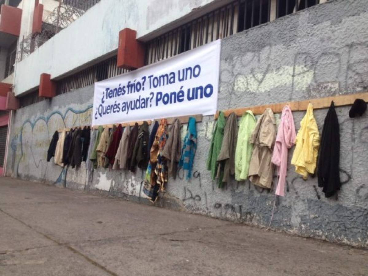 ¡Enorme gesto! Donan abrigos a indigentes en Tegucigalpa