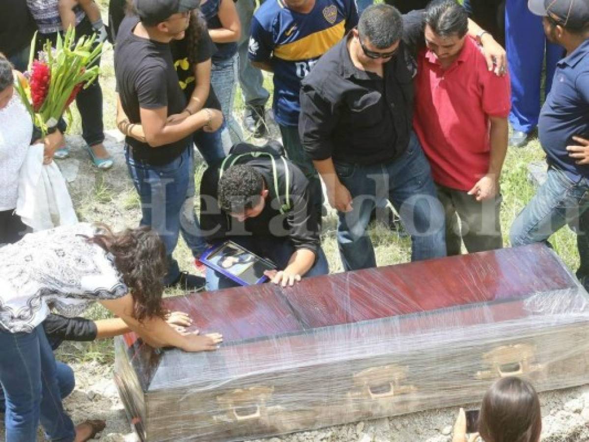 Entierran a jóvenes halladas muertas en colonia Villa Unión de la capital de Honduras