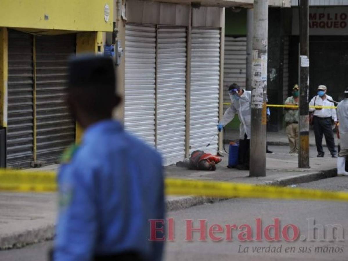 El cuerpo del fallecido quedó en la acera frente a un comercial del centro de la ciudad. Foto: Marvin Salgado/El Heraldo.