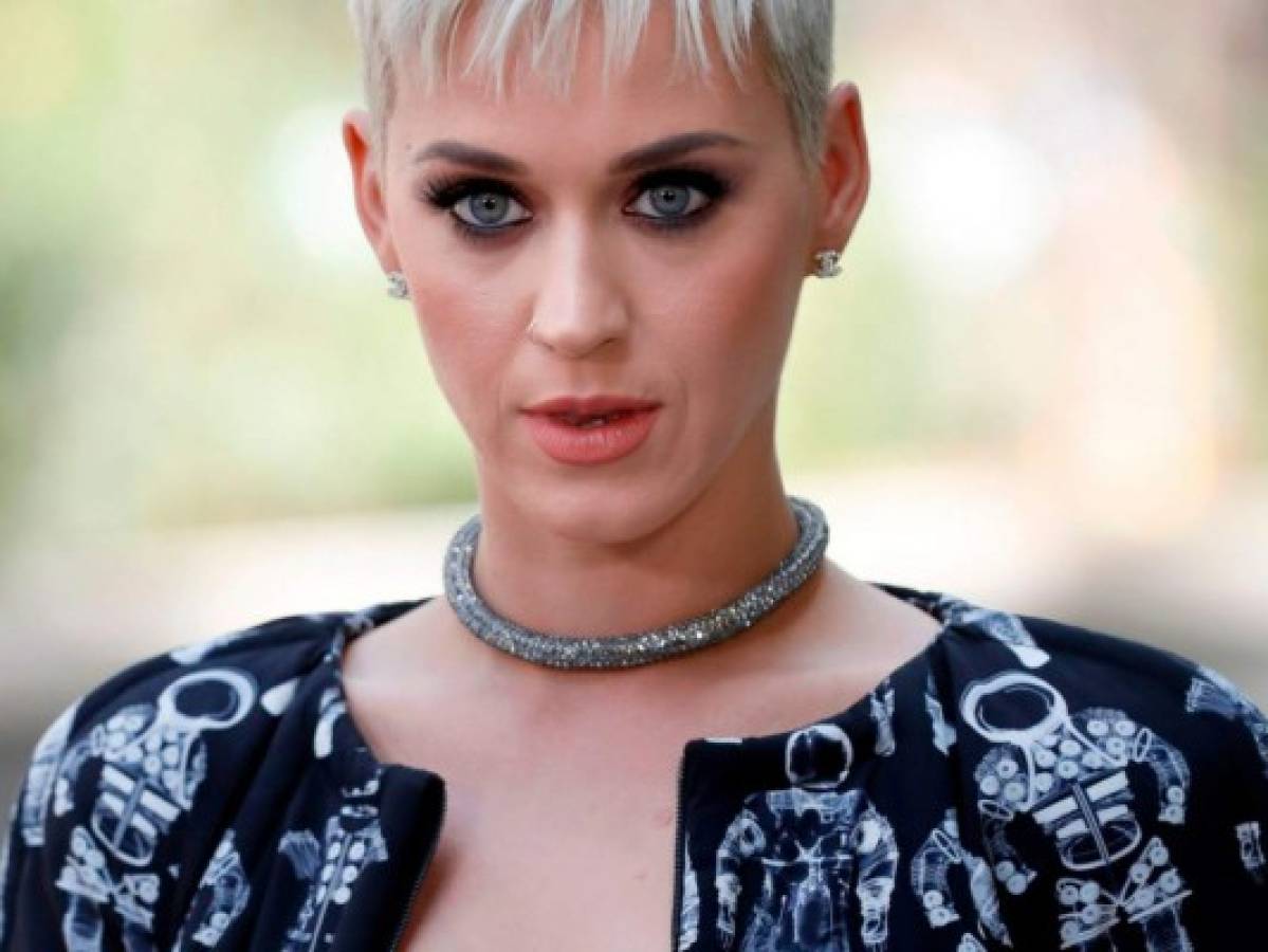 Katy Perry sorprende a unos novios colándose en su boda en EEUU