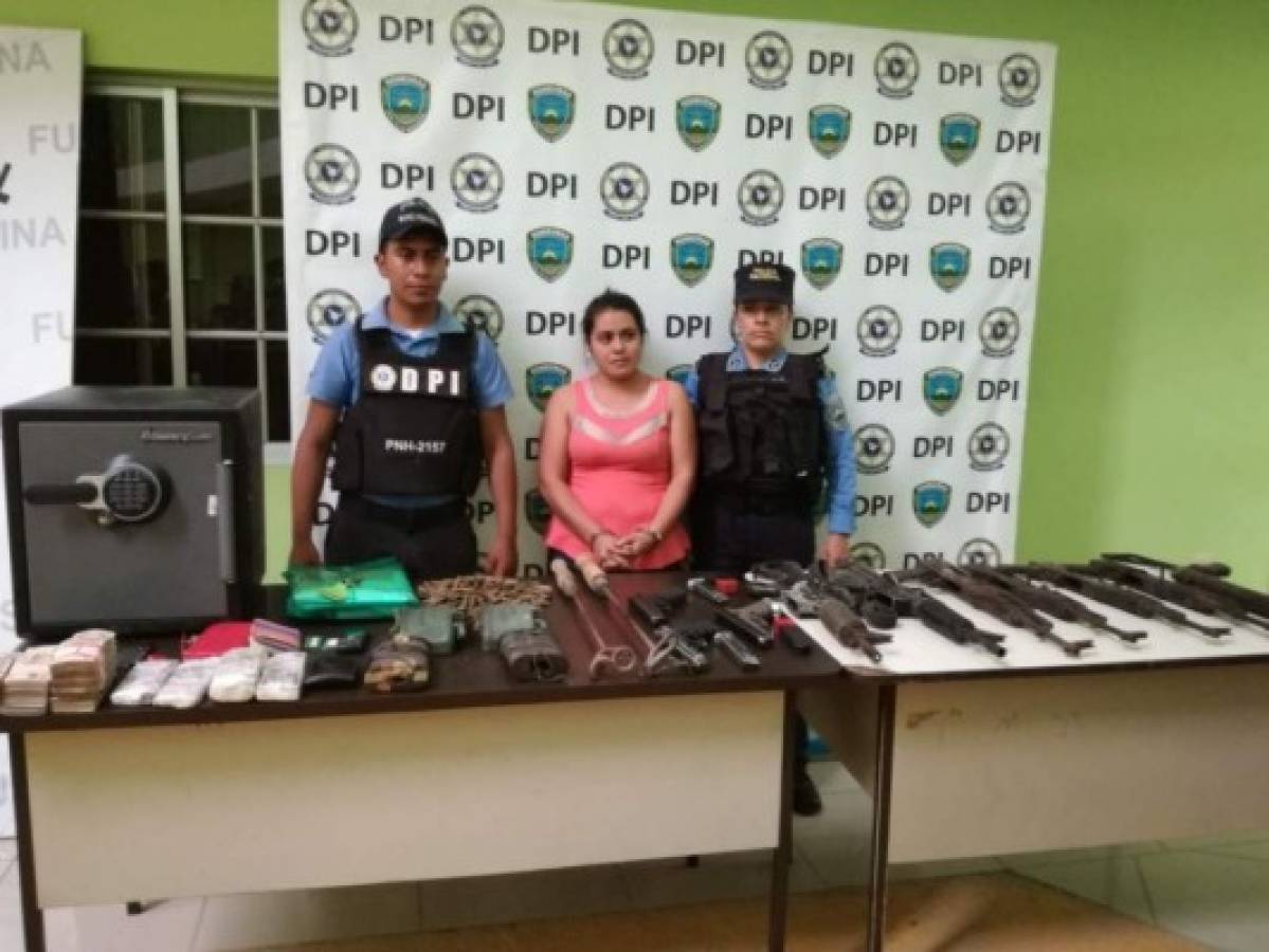 Honduras: Con fusiles AK-47, R-15 y dinero cae una joven mujer