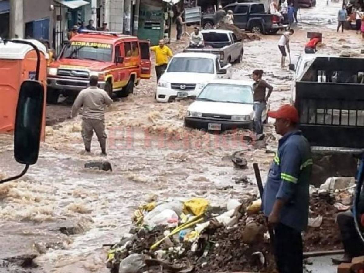 Ruptura de tubo deja caos en calle y locales de cuesta El Centavo