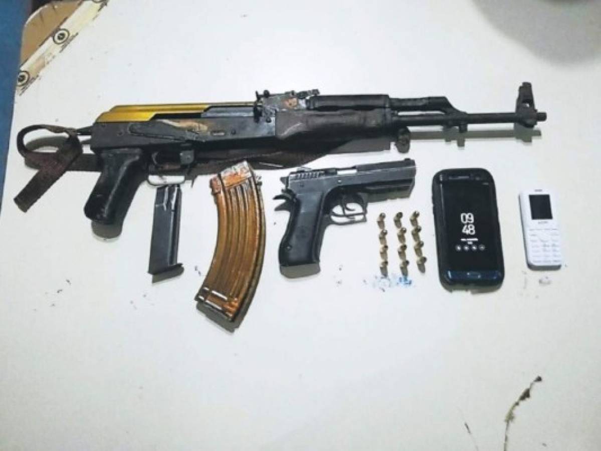 Policía activo cae en posesión de un fusil AK-47 en Marcala