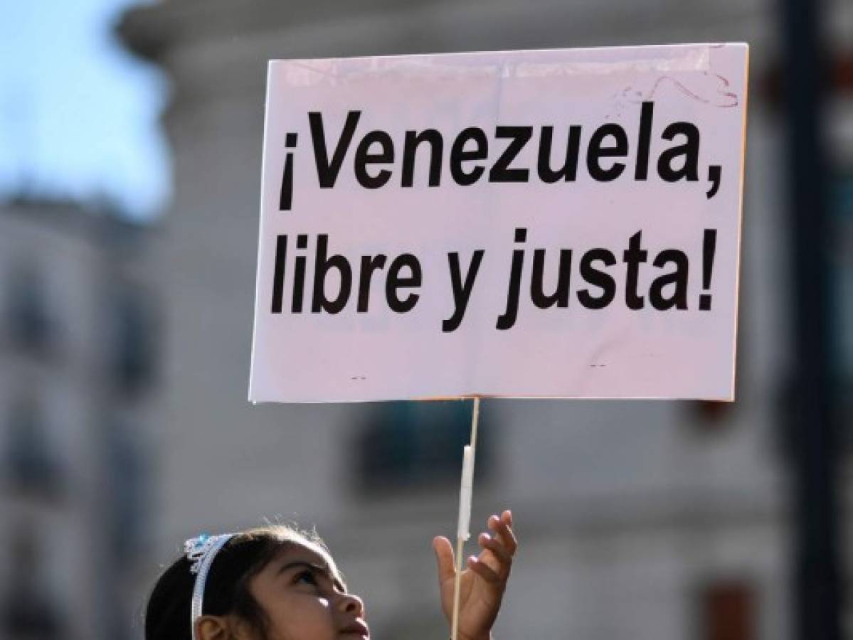 Un centenar de venezolanos repudian al 'usurpador' Nicolás Maduro en Madrid  