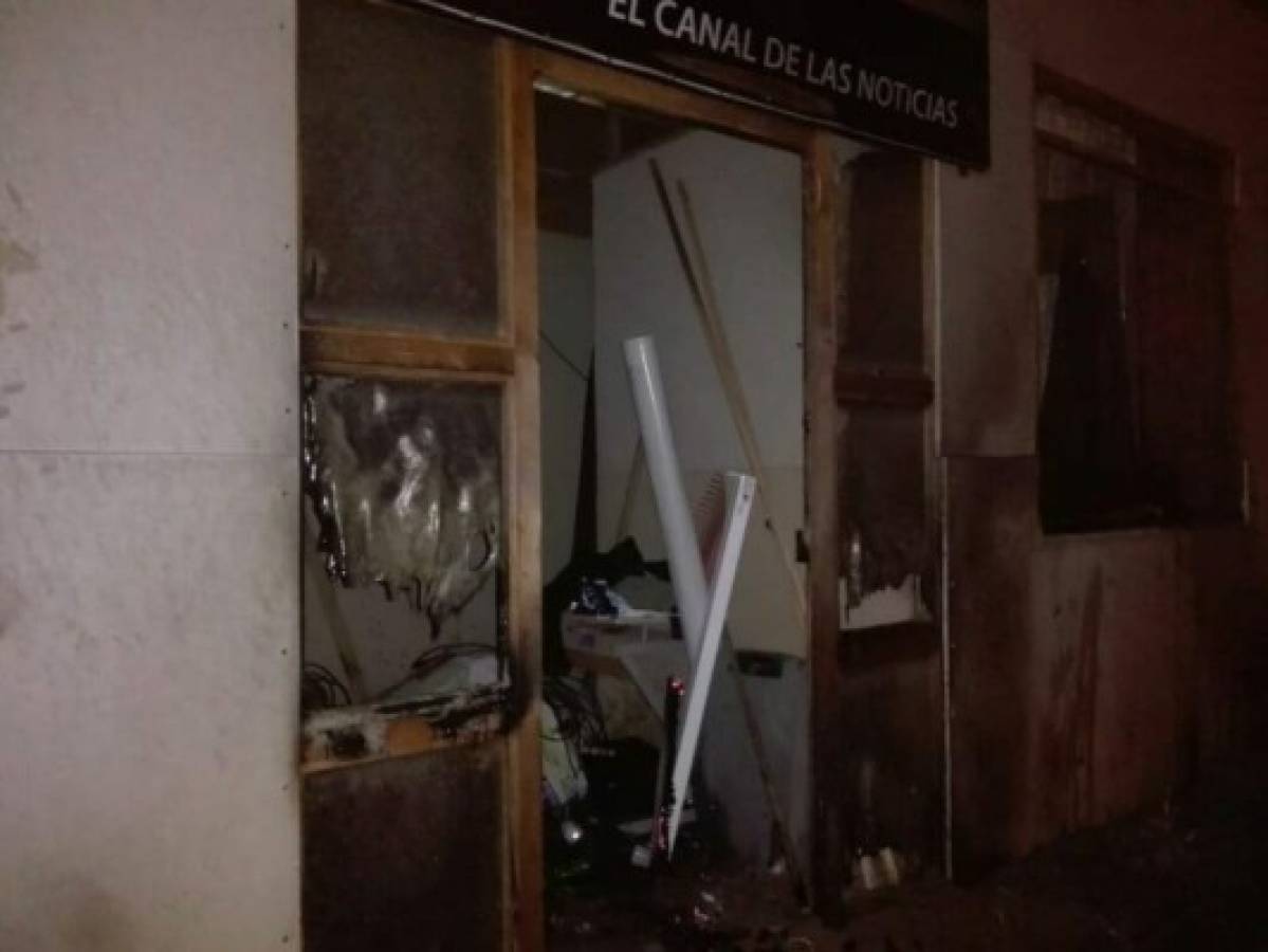 Con bomba molotov incendian canal de televisión en Danlí
