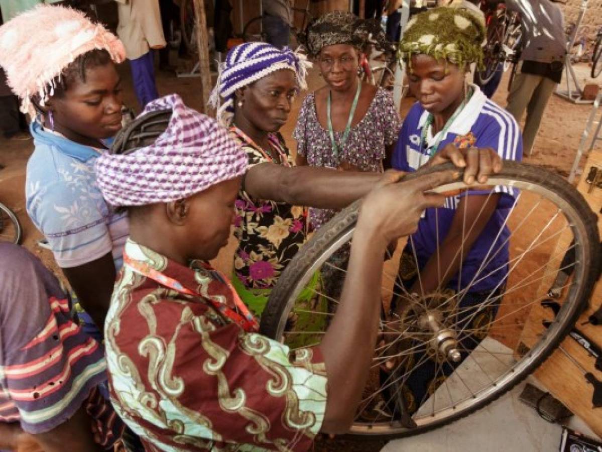Llevando bicicletas con beneficios a África
