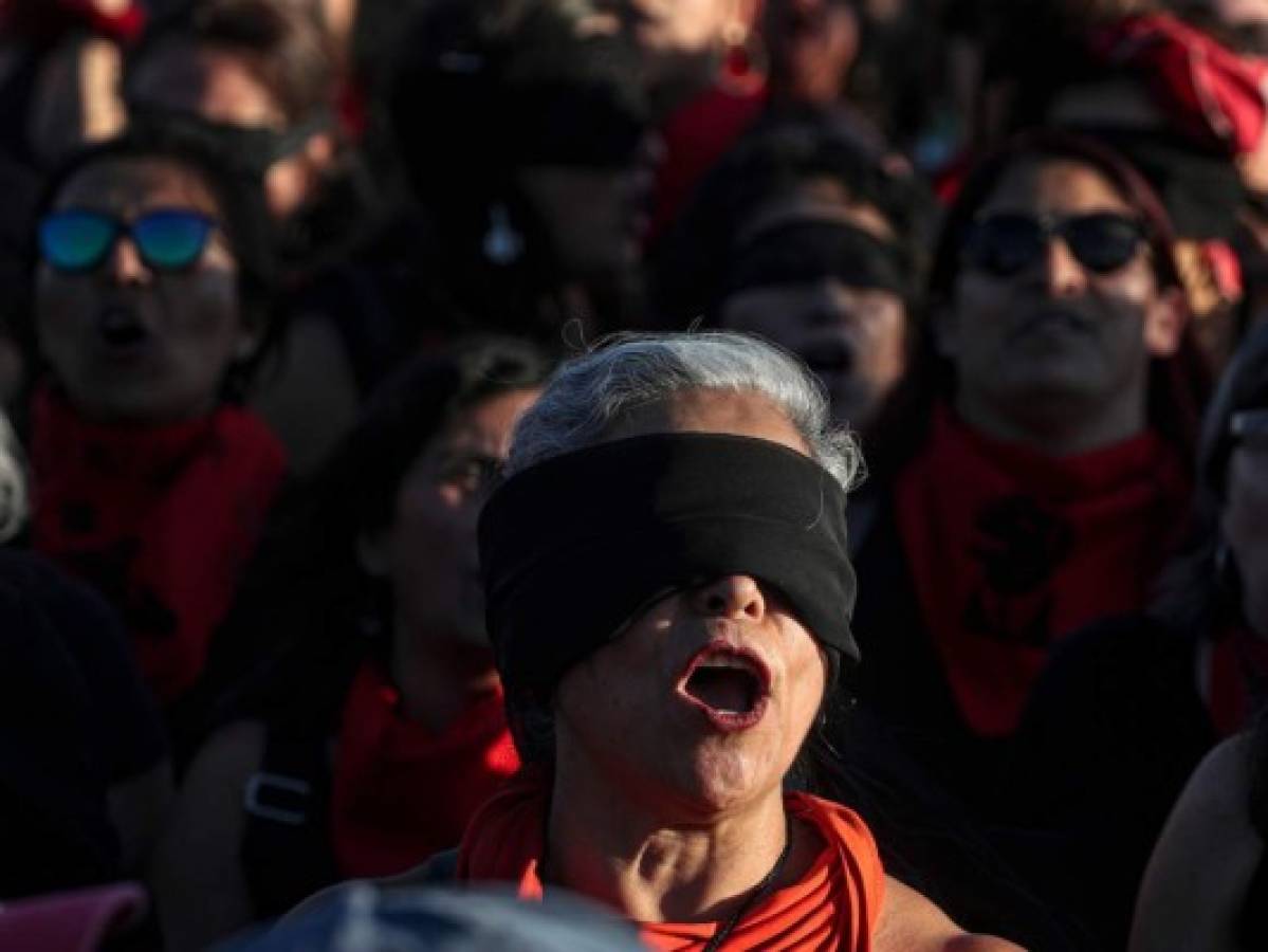 Chilenas veteranas interpretan performance 'Un violador en tú camino'  