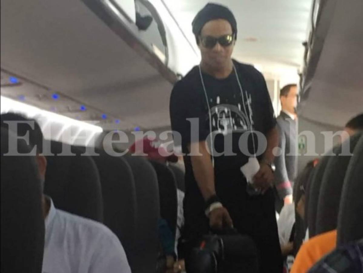 Ronaldinho ya está en Honduras; mira las fotos de su llegada