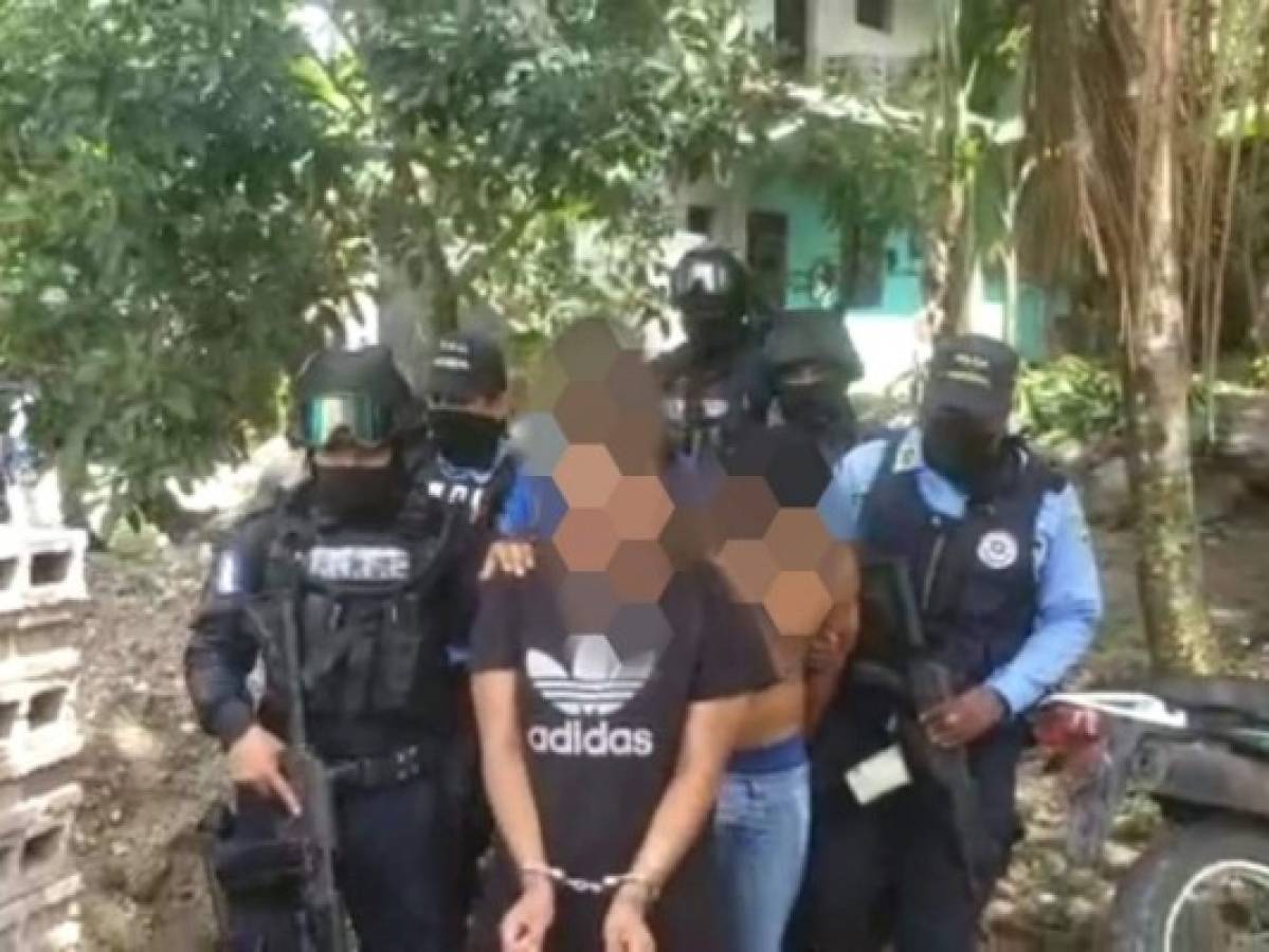 Con chalecos policiales, dinero y droga caen presuntos miembros de la MS-13 en Tela