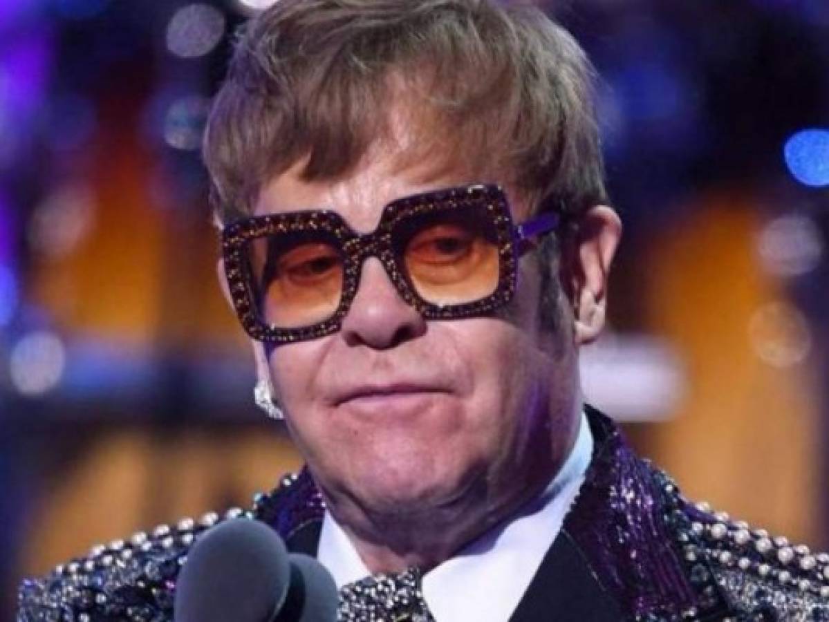 Elton John usó pañales durante concierto tras cirugía de próstata