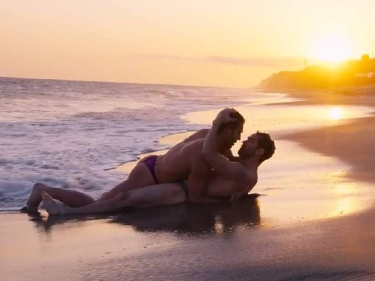Poncho Herrera y su apasionado beso gay en la playa