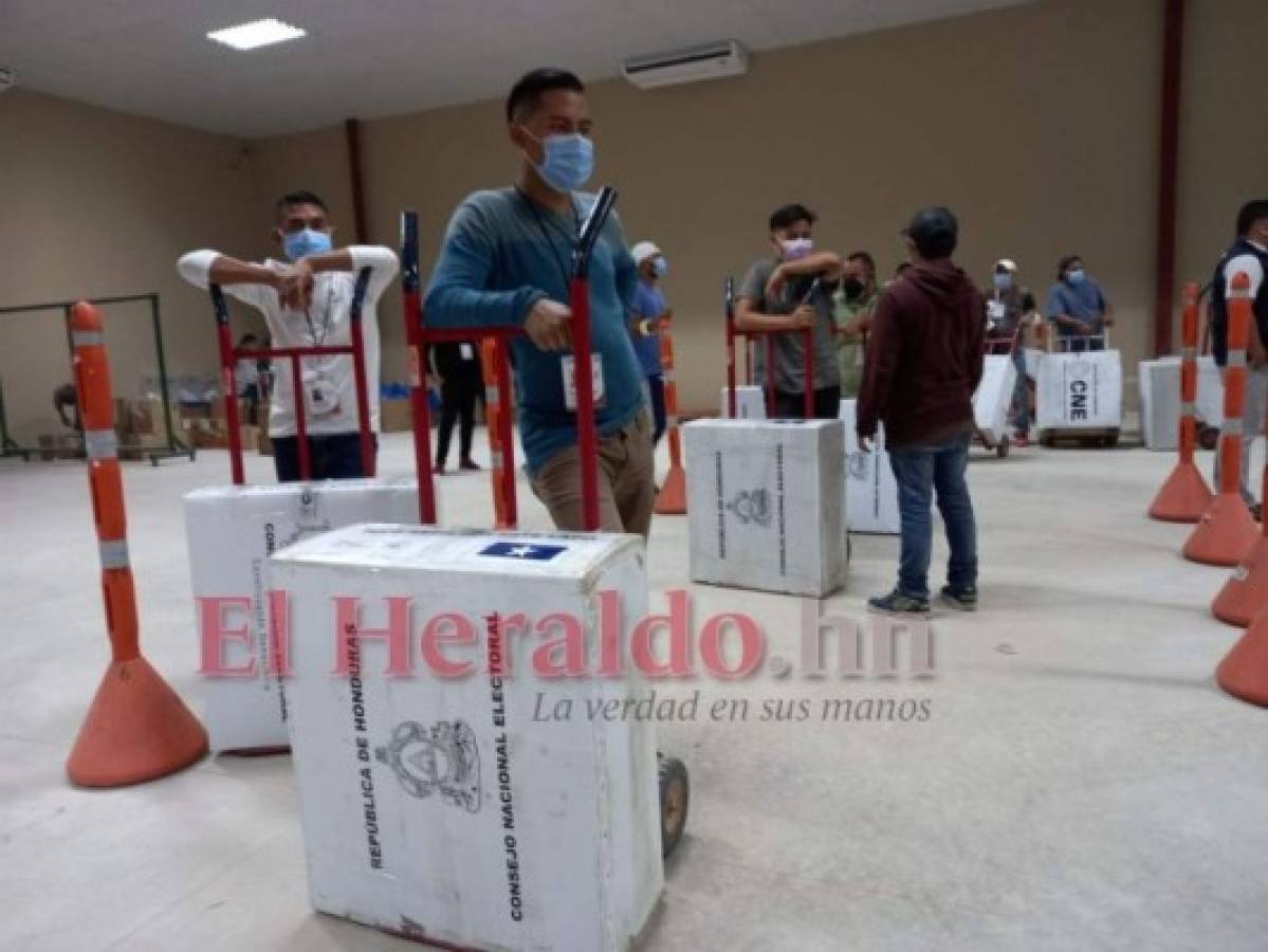 Son muchas las maletas que faltan por abrir en la sede instalada en el CNE. Foto: Efraín Salagado/ EL HERALDO
