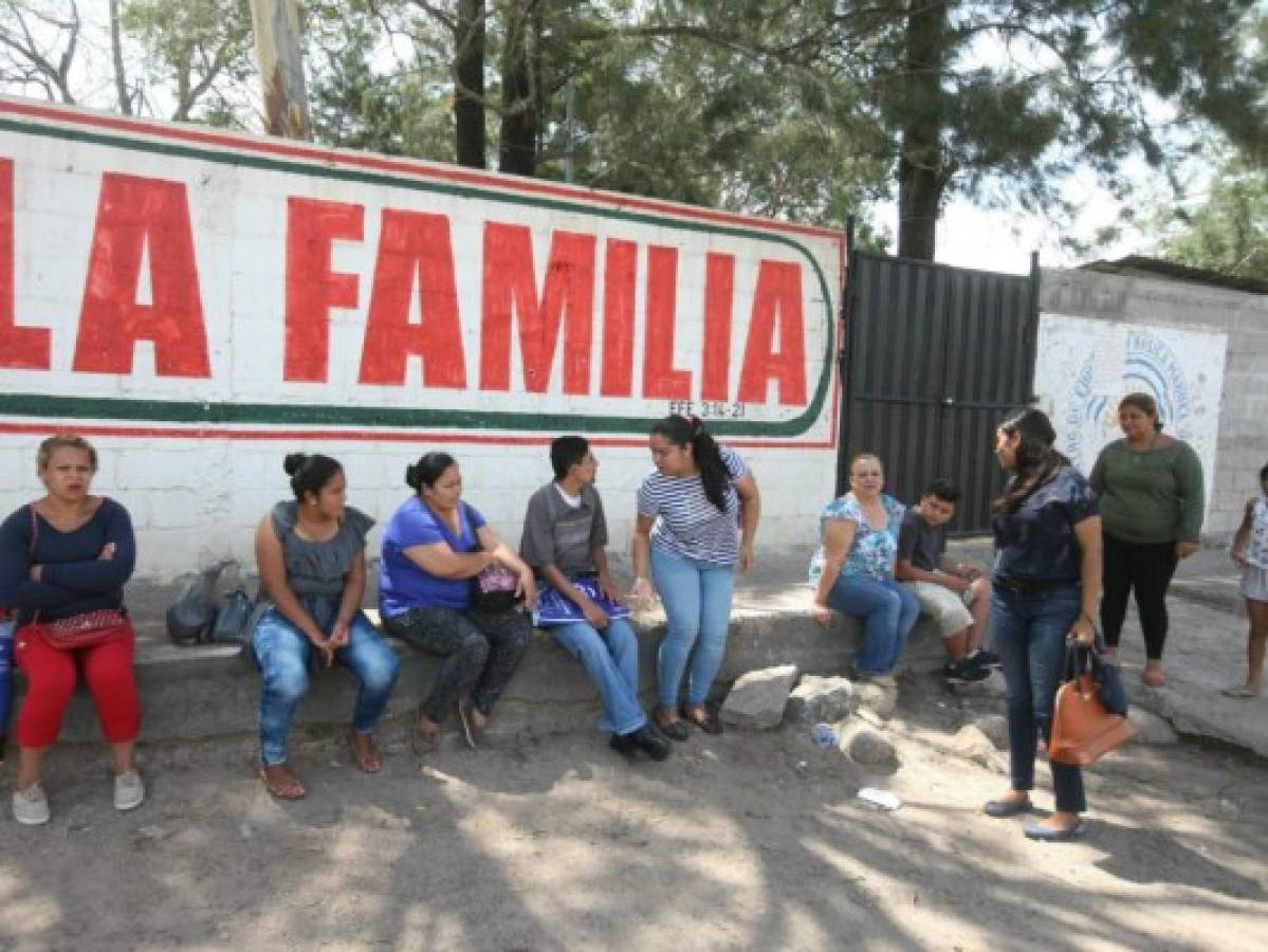 Padres de familia se toman el CEB Manuel Bonilla en la capital