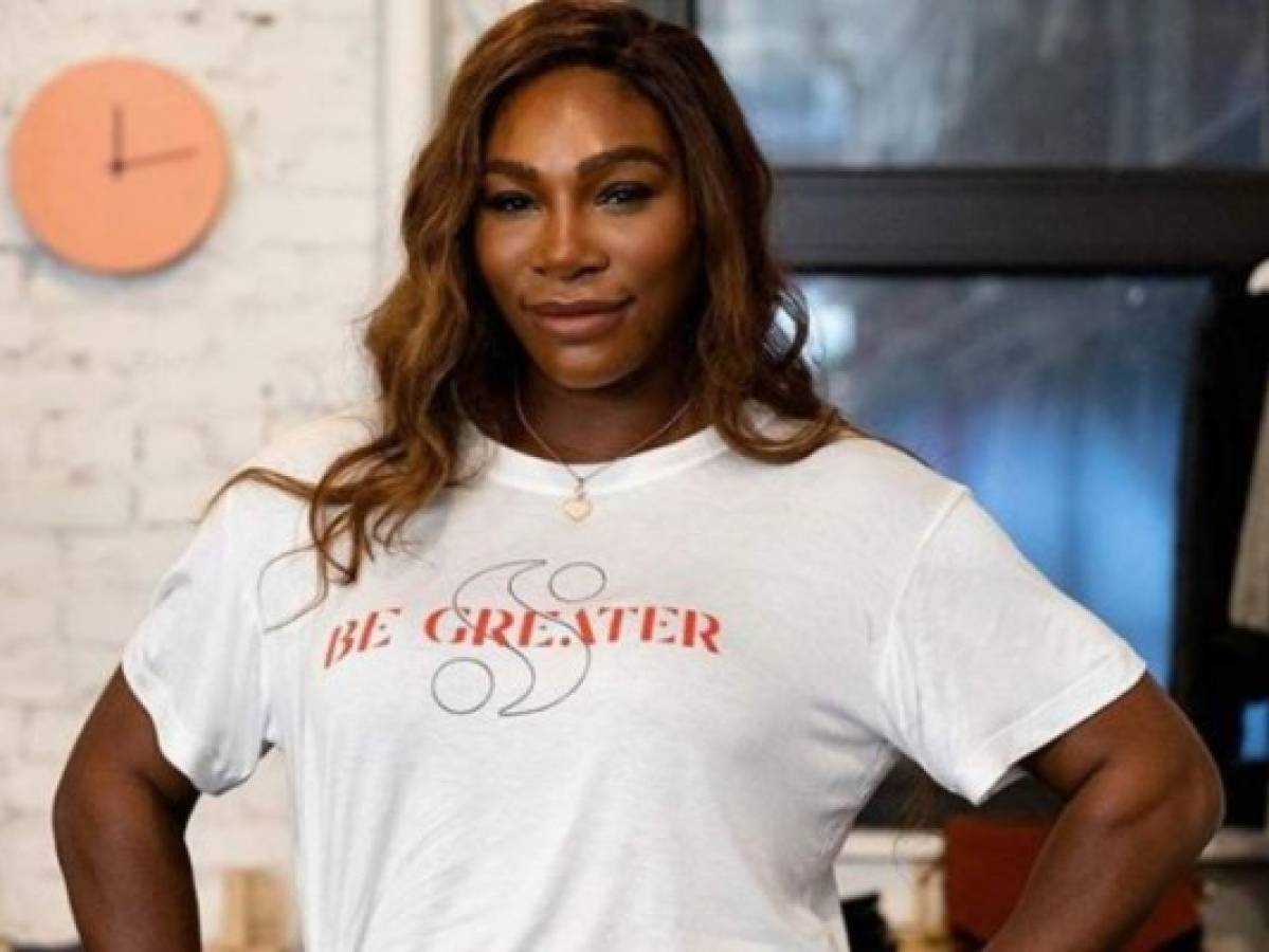Serena Williams canta topless en vídeo por cáncer de mama  