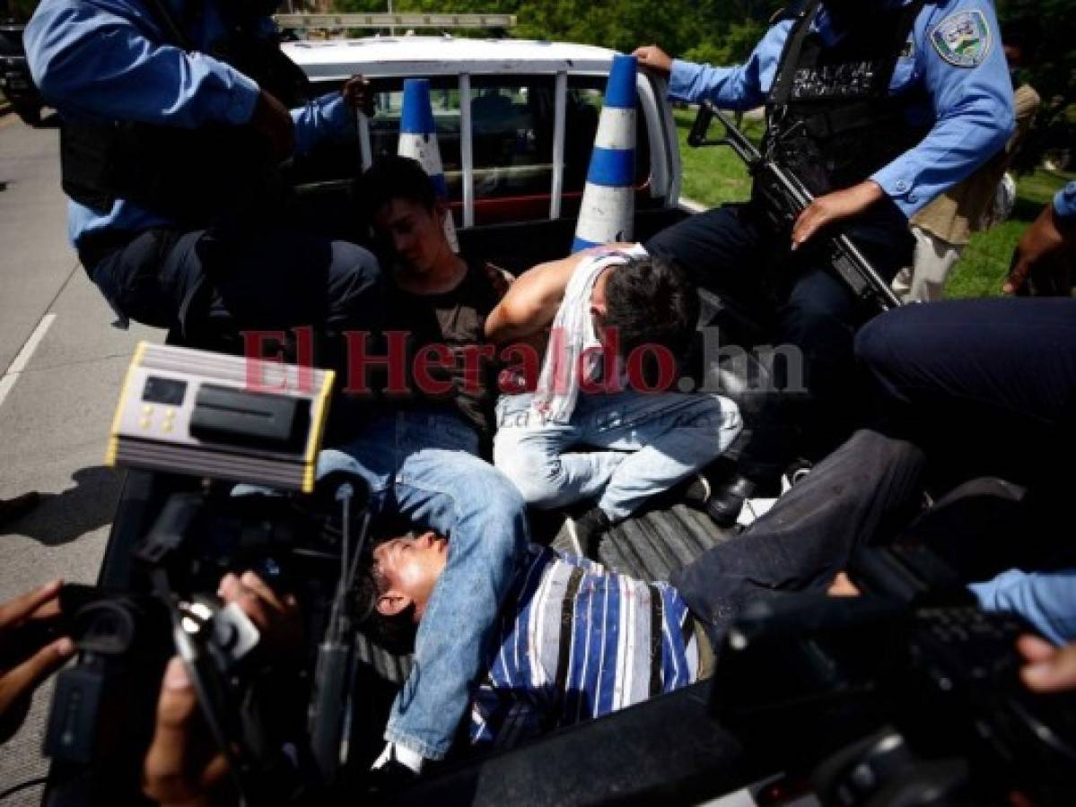 Pasajeros capturan y linchan a presuntos ladrones en un bus rapidito