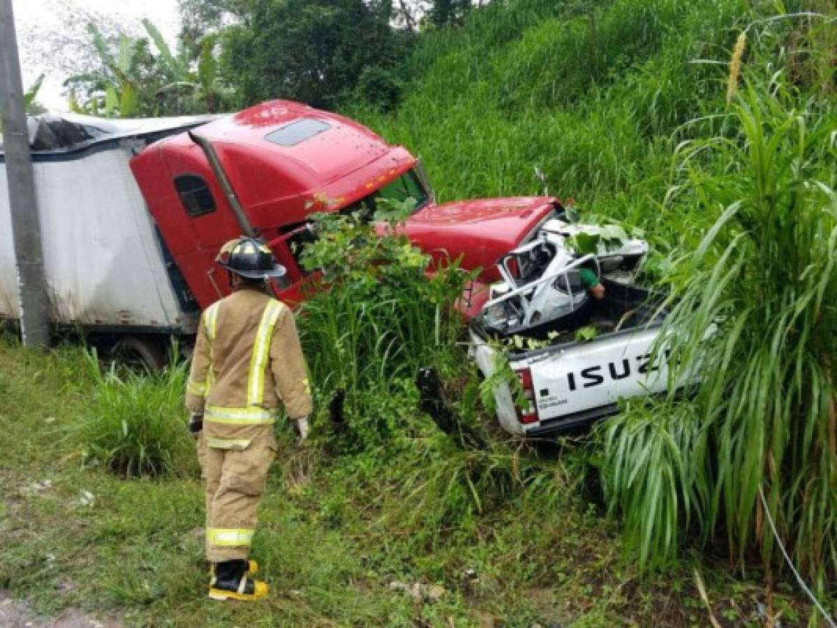 Muere conductor de pick up tras chocar contra una rastra en carretera de Santa Rosa de Copán