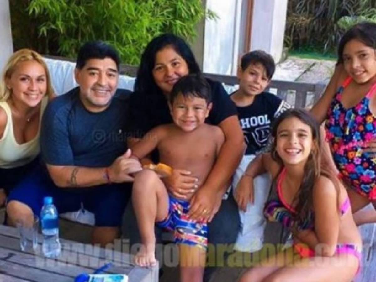 Diego Maradona y Verónica Ojeda causan furor al posar juntos