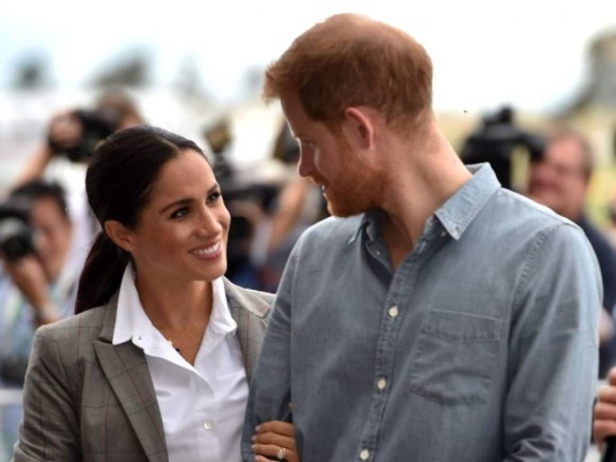 Meghan cubre con su paraguas a Harry durante discurso en Australia